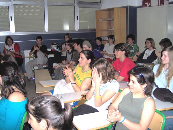 Selekta kolektiboaren emanaldiko  ikuslegoa txaloka 1.jpg